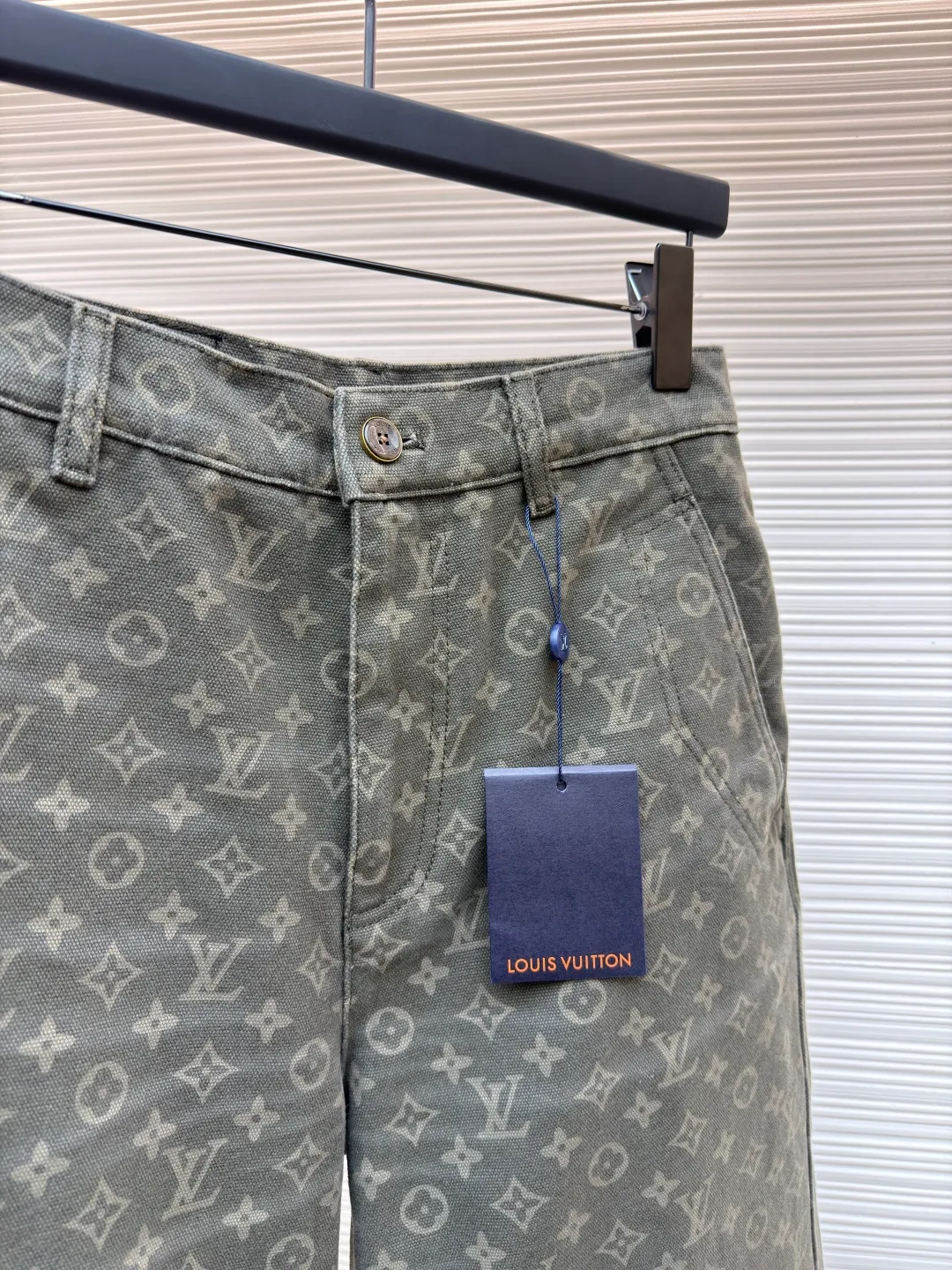LOUIS VUITTON full-print jacquard pocket trousers and jeans ●Original version: Purchased and developed for 15900 ●Item number: 1682470-B45 ●Material: denim fabric ●Technology: jacquard production ●Color: vintage green ●Version: fitted version ●Weight: about 925 grams ●Size: 28-30-32-34-36 ●Description: These Louis Vuitton all-over printed presbyopia overalls are made of heavy twill denim. The fabric has been stone washed and distressed to create a soft and skeletal texture, while giving the pants a retro distressed tone. The body of the trousers adopts the all-over printing process of the brand's classic presbyopic pattern. The printing is processed by digital direct printing and high-temperature color fixation. The color reproduction is high and is not easy to fade and crack. The workwear-style large pockets are made with three-dimensional tailoring technology. The bag mouth is reinforced with double-needle stitching, which combines practicality and design. The waistband adopts a classic button-zipper opening and closing design, with adjustable trousers details. The trousers are straight-cut and have raw edges. The overall fabric processing and structural sewing follow the brand's high-end clothing technology. Every seam is precisely positioned to make the trousers crisp and durable, perfectly integrating classic presbyopic elements and workwear style. The overall wiring is straight and delicate, the fabric is comfortable and soft, and the color is consistent without color difference. It can be matched with the same style to create a fashionable look and control various occasions. Customized accessories, complete with three standards, same style for men and women!